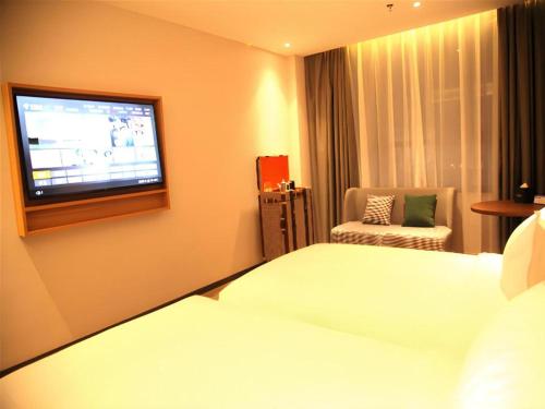 Postel nebo postele na pokoji v ubytování Premier City Comfort Hotel Altay Wanghu Commercial Plaza