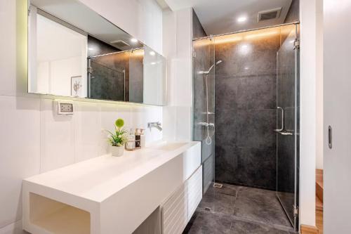 Ένα μπάνιο στο The Nimmana Condo 810 - Super Deluxe 1BR Mountain View Penthouse