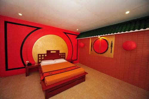 Tempat tidur dalam kamar di Hollywood Drive-In Hotel