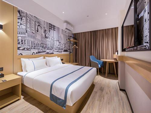 une chambre d'hôtel avec un lit et une télévision dans l'établissement City Comfort Inn Liuzhou Liudong New District Hualing Youlinghui, à Luorong