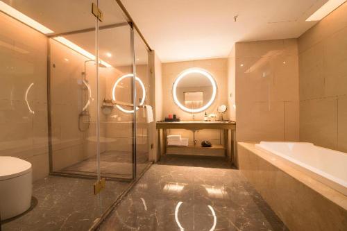 Ένα μπάνιο στο Echeng Hotel Enshi Minzu Road