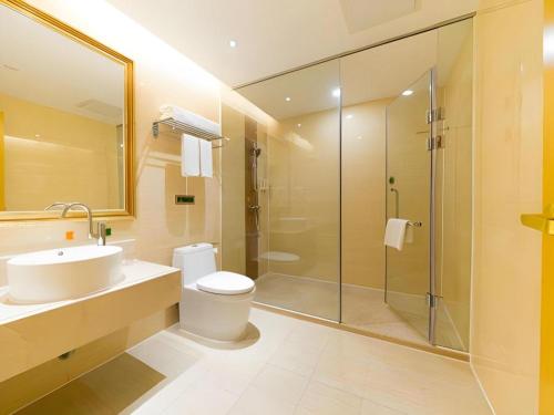 une salle de bain avec toilettes, lavabo et douche dans l'établissement Vienna Hotel Shenzhen Pingdi Huancheng South Road, à Longgang