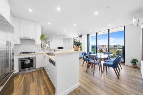 Η κουζίνα ή μικρή κουζίνα στο Prime 3BR Apt with Parking & ICC & DarlingHarbour-10 mins walk