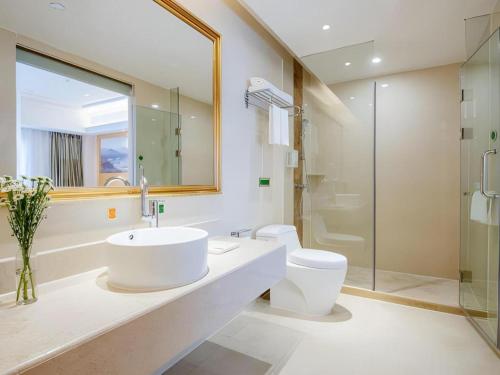 Ένα μπάνιο στο Vienna Hotel Guangdong Zhongshan Caihong Avenue