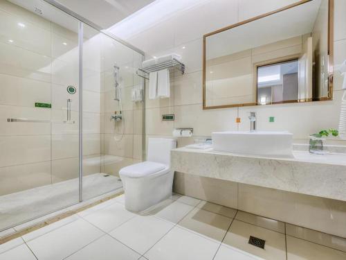 une salle de bain avec toilettes, lavabo et douche dans l'établissement Vienna Hotel Fujian Fuqing Wanda Plaza, à Fuqing