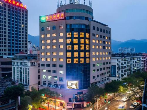 a tall building with lights on top of it at Vienna Hotel Zhejiang Lishui Qingtian Post Building in Lishui
