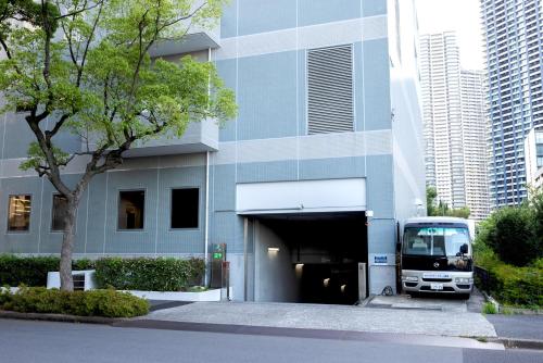 a bus is parked in front of a building at Hotel Mariners Court Tokyo in Tokyo