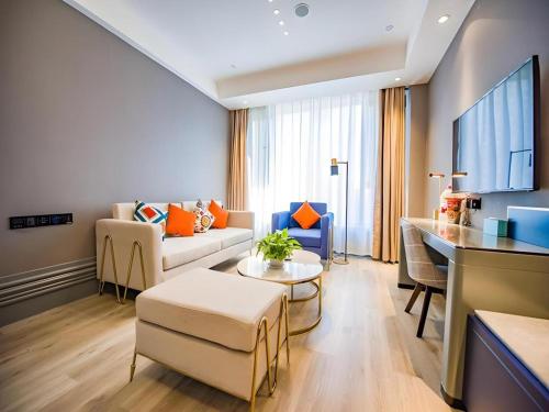a living room with a couch and a table at LANOU Hotel Henan Luoyang Wanda Plaza Wangfujing in Luoyang