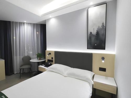 Ένα ή περισσότερα κρεβάτια σε δωμάτιο στο GreenTree Inn Express Fuyang University Town West High-Speed Railway Station