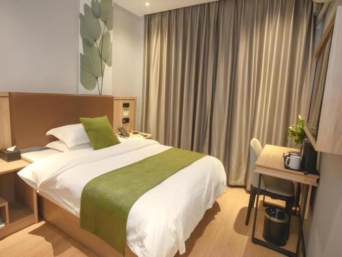 Ένα ή περισσότερα κρεβάτια σε δωμάτιο στο GreenTree Inn Xiaoyi Wanda Plaza