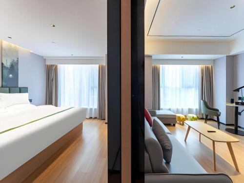 Letto o letti in una camera di GreenTree Inn Jinan West Station Exhibition Center