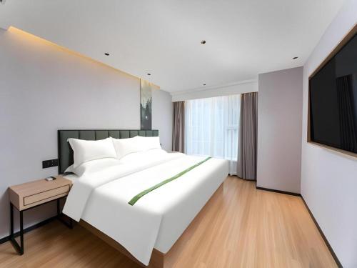 Letto o letti in una camera di GreenTree Inn Jinan West Station Exhibition Center
