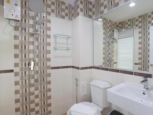 une salle de bain avec toilettes, lavabo et miroir dans l'établissement B2 Suan Luang Rama 9 Srinakarin 42 Boutique & Budget Hotel, à Bangkok
