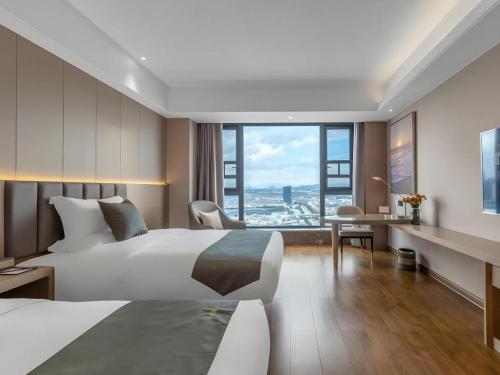 Un pat sau paturi într-o cameră la Gya Hotel Kunming Zijin Center Xiaodongcun Metro Station