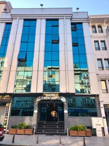 un edificio con una porta girevole di fronte di Hotel Büyük Levent a Istanbul