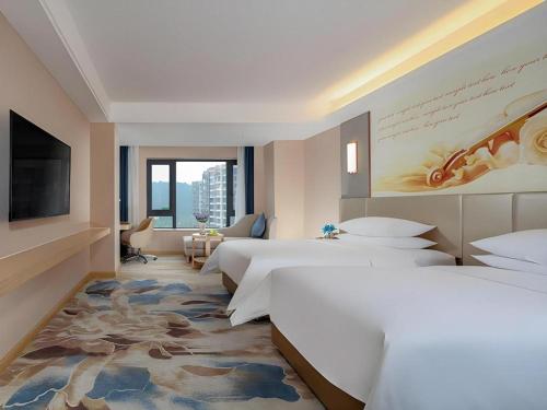 Postel nebo postele na pokoji v ubytování Vienna Hotel Chengdu Xinjin Old Pier Liujianian Metro Station