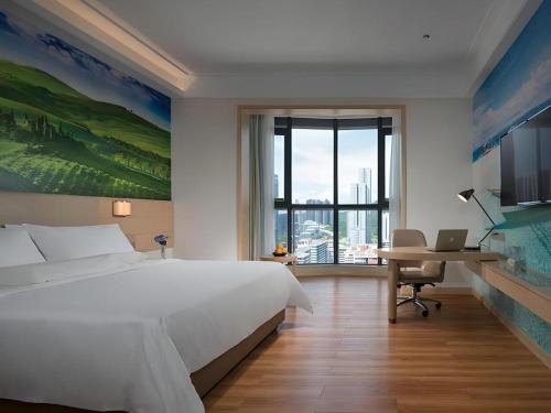 深セン市にあるBest Sleep International Hotel Shenzhen Tanglang Metro Stationのベッドルーム1室(ベッド1台、ノートパソコン付きのデスク付)