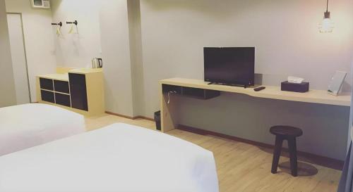 TV a/nebo společenská místnost v ubytování Sans Hotel