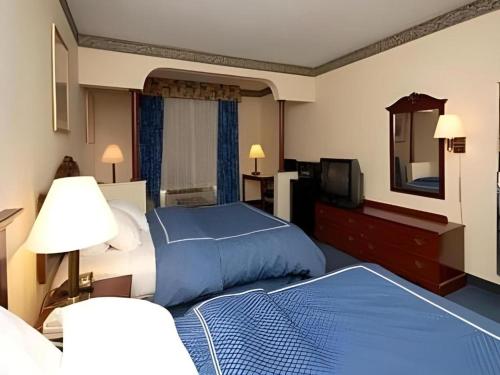 Ένα ή περισσότερα κρεβάτια σε δωμάτιο στο Comfort Suites