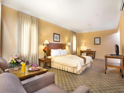 Ένα ή περισσότερα κρεβάτια σε δωμάτιο στο Nalendra Hotel