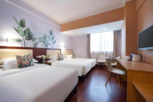 Ένα ή περισσότερα κρεβάτια σε δωμάτιο στο Wings Hotel