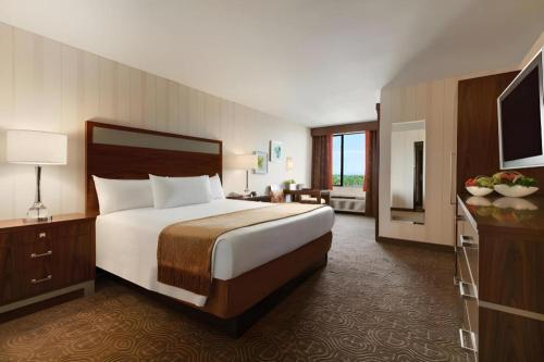 Gold Coast Hotel and Casino房間的床