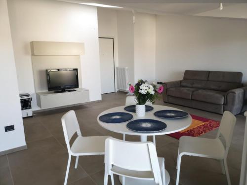 TV a/nebo společenská místnost v ubytování AKOJA Appartamento di pregio FRONTE MARE