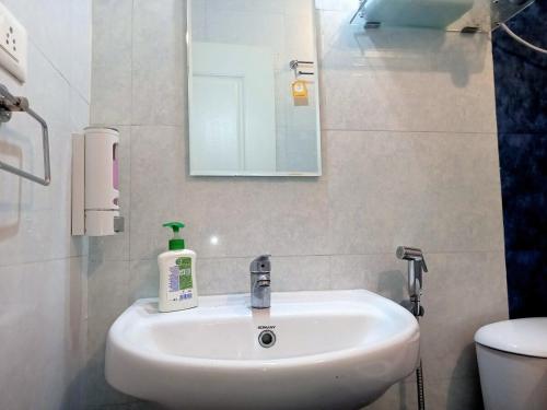 Et badeværelse på Vara CF2 Service Apartment near Varca Beach Goa