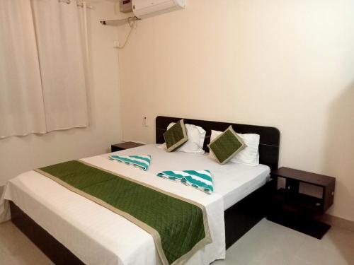 En eller flere senge i et værelse på Vara CF2 Service Apartment near Varca Beach Goa