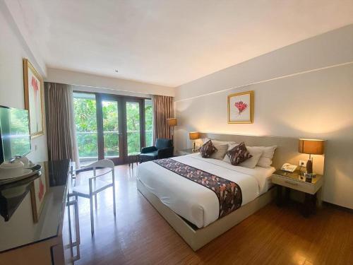 巴图KLUB BUNGA THEME PARK HOTEL的有一张大床和一扇窗户的酒店房间