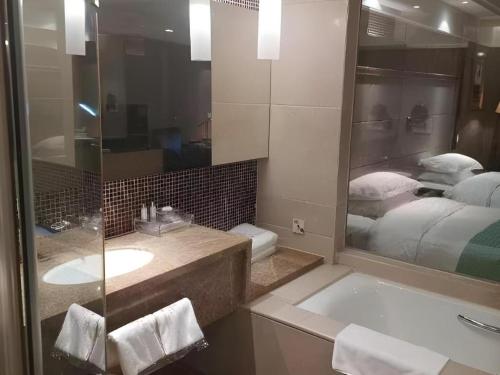 Zhangjiagang Guomao Hotelにあるバスルーム