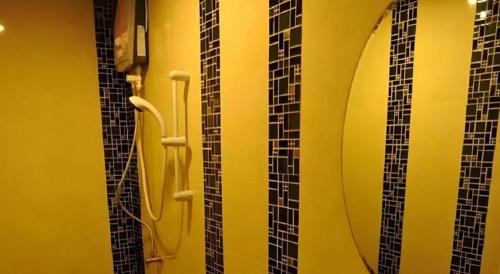 Bilik mandi di Magic House Hostel