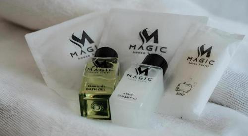 Sijil, anugerah, tanda atau dokumen lain yang dipamerkan di Magic House Hostel