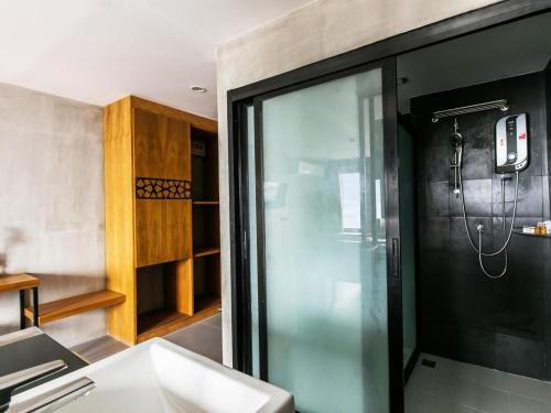 ein Badezimmer mit Dusche und Waschbecken in der Unterkunft B2 Khon Kaen Boutique & Budget Hotel in Khon Kaen