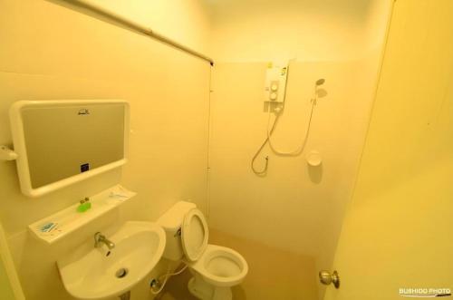 une salle de bain avec toilettes, lavabo et douche dans l'établissement Panita Resort, à Ban Phang Phrao