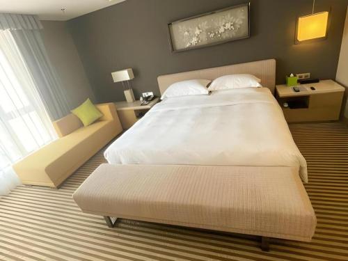 Кровать или кровати в номере Xiamenair Maple Hotel (Xiamen SM City Plaza)