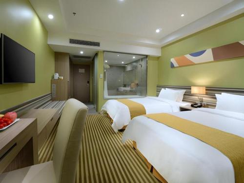 Кровать или кровати в номере Xiamenair Maple Hotel (Xiamen SM City Plaza)