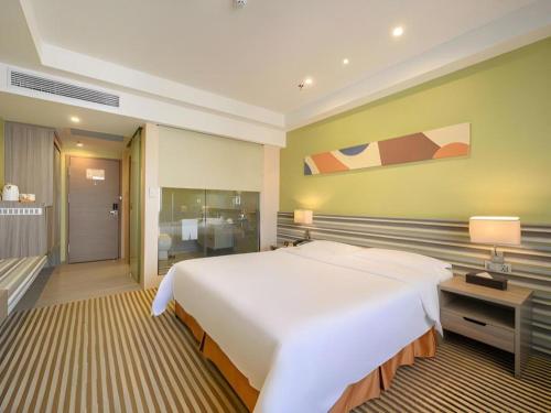 Кровать или кровати в номере Xiamenair Maple Hotel (Xiamen SM City Plaza)