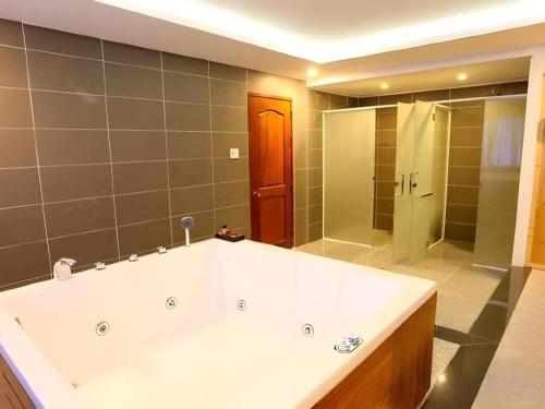 Un baño de New Palace Bac Lieu Hotel