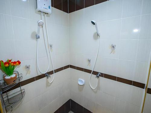 A bathroom at Baan Suan Rim Num Resort