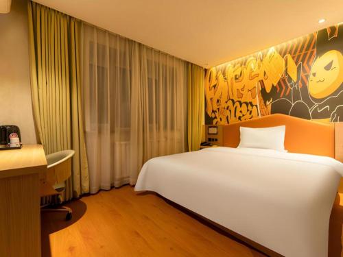 Ένα ή περισσότερα κρεβάτια σε δωμάτιο στο IU Hotel Tianjin Xiqing Zhong Bei Zhen Branch
