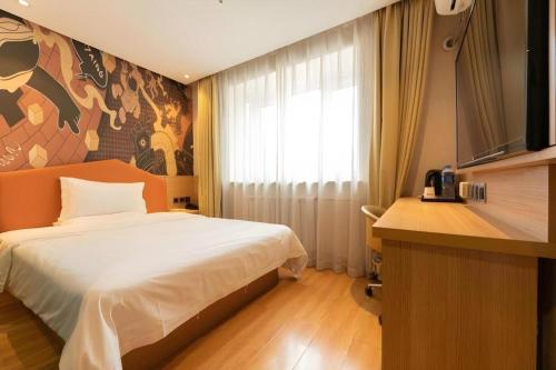 Ένα ή περισσότερα κρεβάτια σε δωμάτιο στο IU Hotel Tianjin Xiqing Zhong Bei Zhen Branch