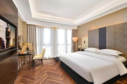 Postel nebo postele na pokoji v ubytování Jinjiang Metropolo Shaoxing Keqiao Wanda Plaza
