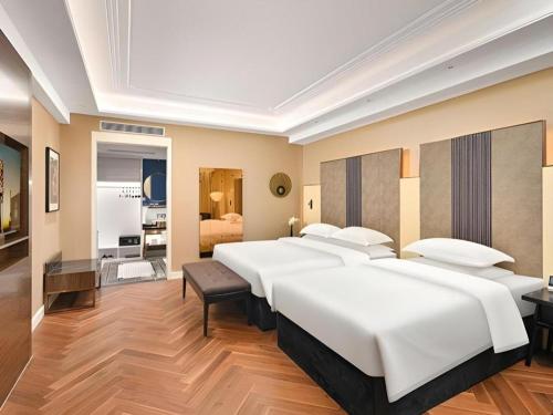Postel nebo postele na pokoji v ubytování Jinjiang Metropolo Shaoxing Keqiao Wanda Plaza