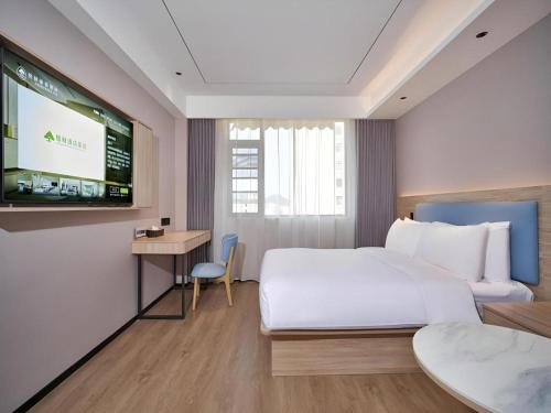 Postel nebo postele na pokoji v ubytování GreenTree Inn Hangzhou Linan Wanma Road Express Hotel