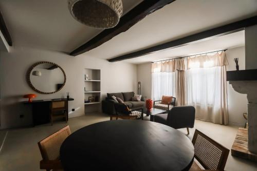 un salon avec une table et un canapé dans l'établissement Au Vieux Bassin, à Honfleur