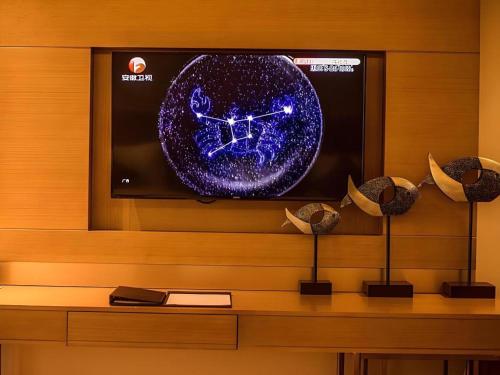 a tv screen with a picture of a constellation at GreenTree Inn Xi'an Yanta District Dayanta Furongyuan Hotel in Xi'an