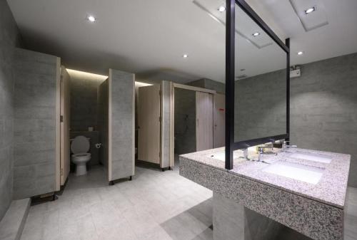 ein Badezimmer mit Waschbecken und Toilette in der Unterkunft IWISH Hotel Bangkok in Ban Bang Khen (1)