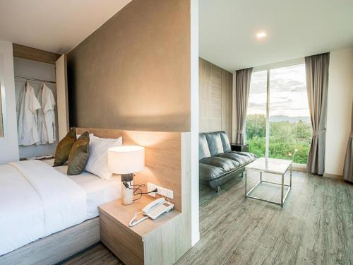 Un pat sau paturi într-o cameră la B2 Phrae Boutique and Budget Hotel