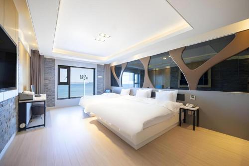 Ένα ή περισσότερα κρεβάτια σε δωμάτιο στο Pohang Hotel View